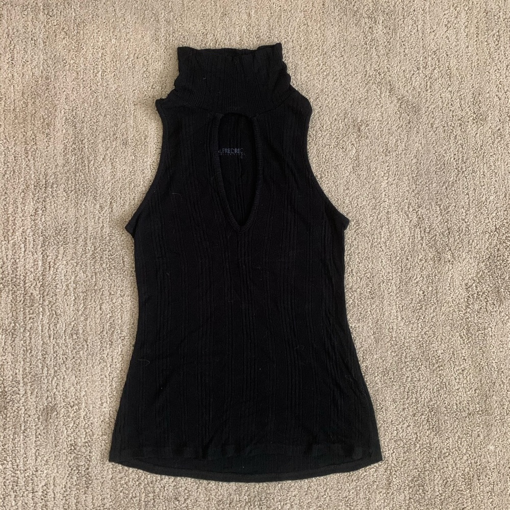 M. Fredric Top size small